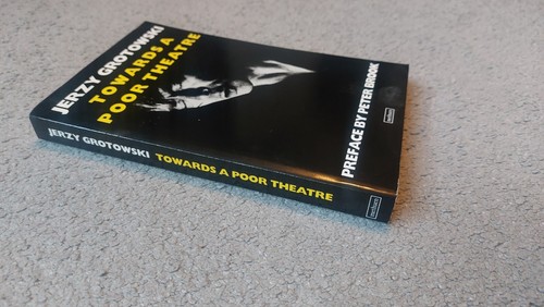 Towards poor theatre by - theatre,